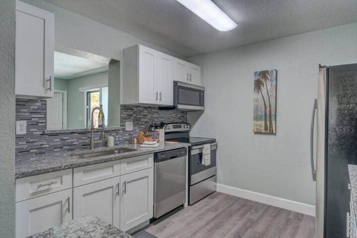 Heated Pool Close to St. Pete Tampa Pet Friendly