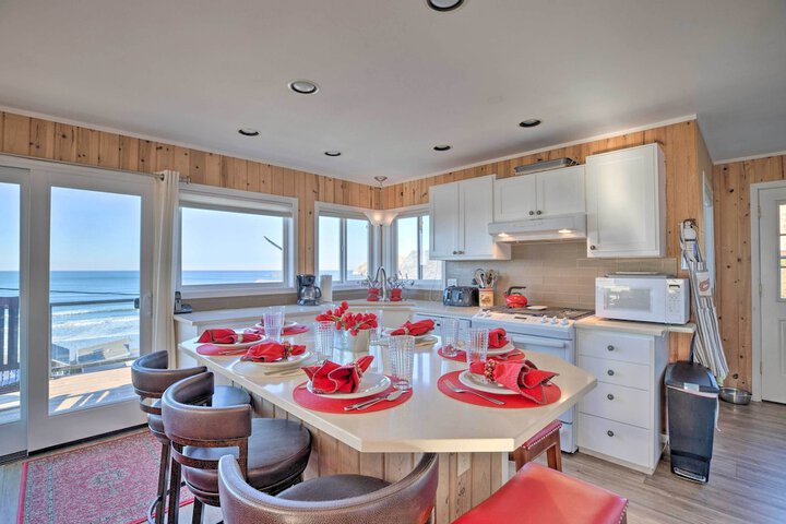 Exquisite Oceanside House w / Pacific Views & Deck!