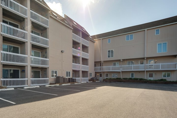 Brigantine Condo w / Beach Access & Pool Views