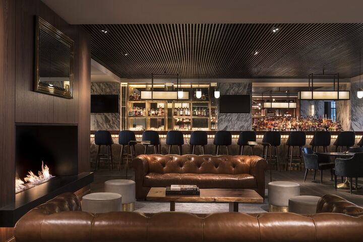 Lounge 84 of 101