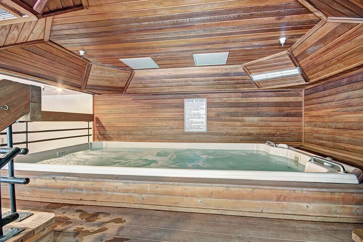 VS641H Village Square 1Br 1Ba Hotel Room