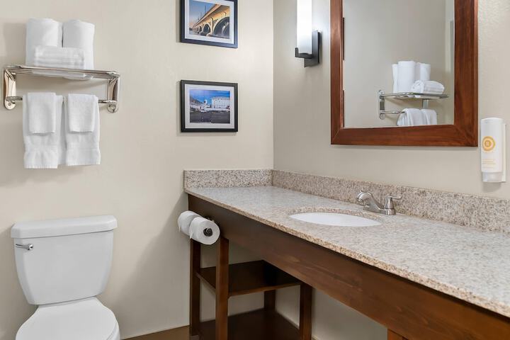 Comfort Inn & Suites Taylor - Detroit