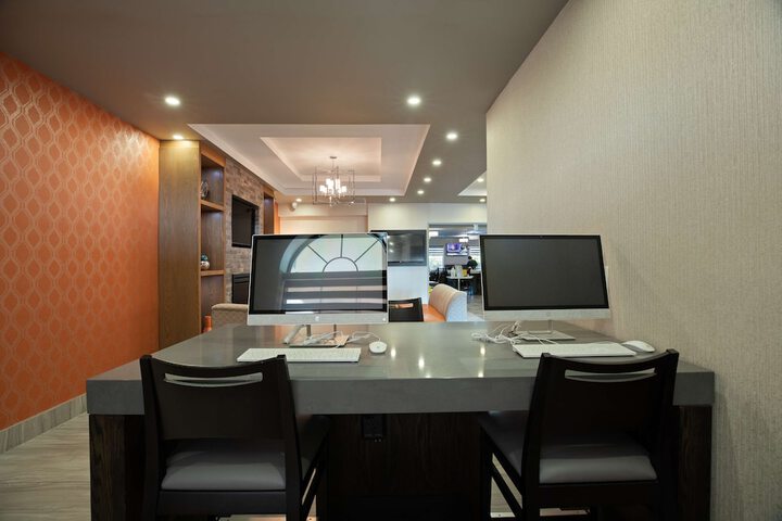 Business Center 22 of 23