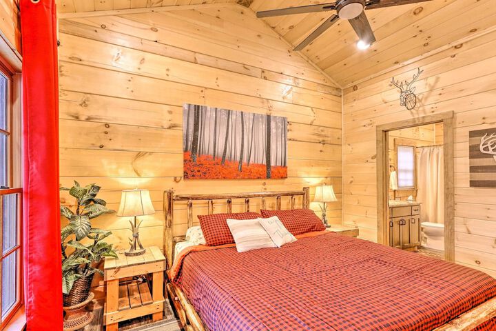 Coosawattee River Resort Cabin w / Private Hot Tub!
