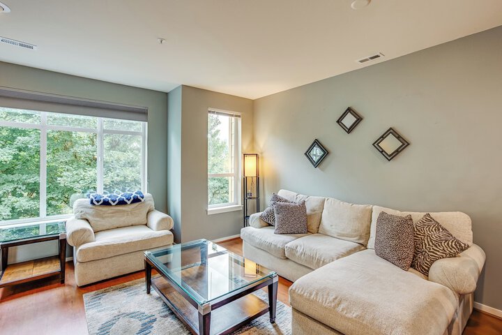 Walk to Local Shops & Eats! Quaint Issaquah Home