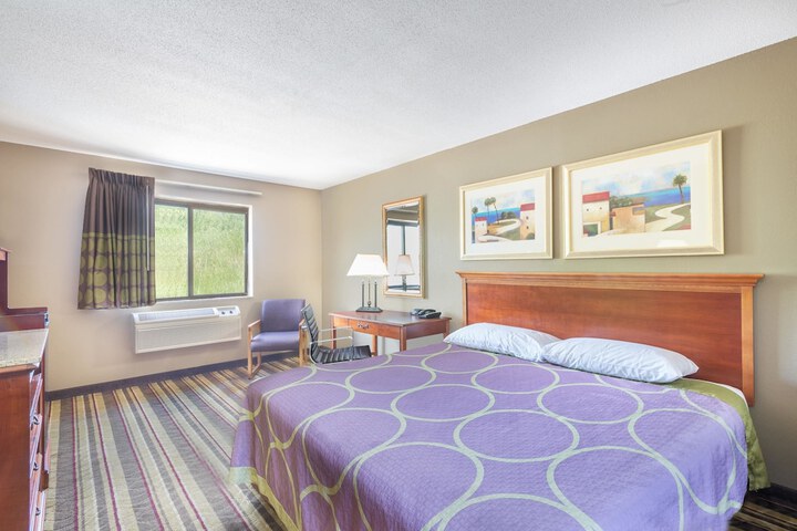 Super 8 by Wyndham Tilton / Lake Winnipesaukee