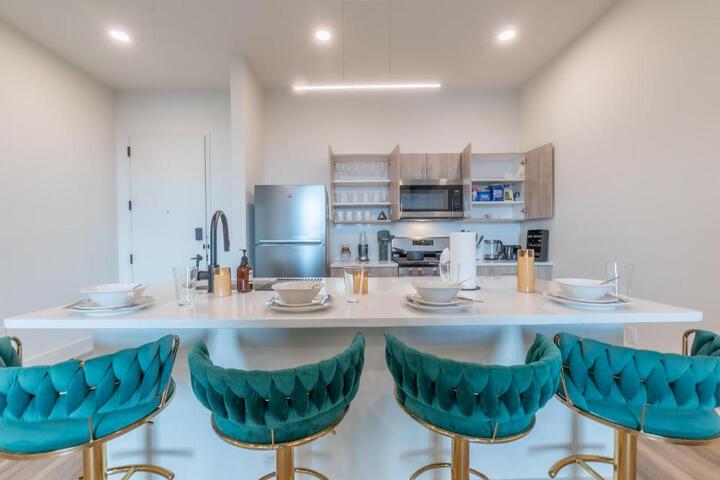 Emerald Escape Free Parking, 2 Bath, Sleeps 8 Near American Dream and The Airport, King Bed and 2 Queen Beds, Washer and Dryer