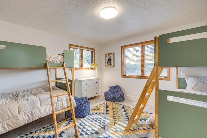 Oceanside Escape w / Stunning Views: Walk to Beach!