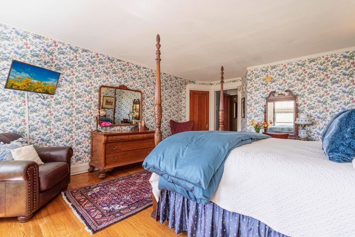 Room 90 of 275