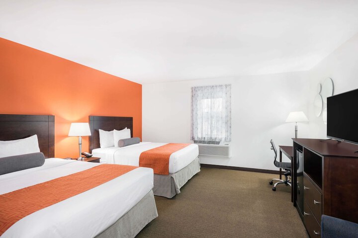 Howard Johnson by Wyndham Quincy / Boston