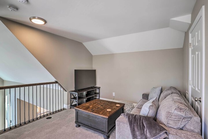 Charming Retreat w / Mtn Views: Walkable Location!