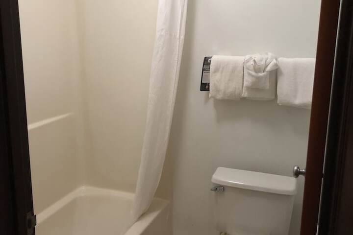 Super 8 by Wyndham Milwaukee Airport