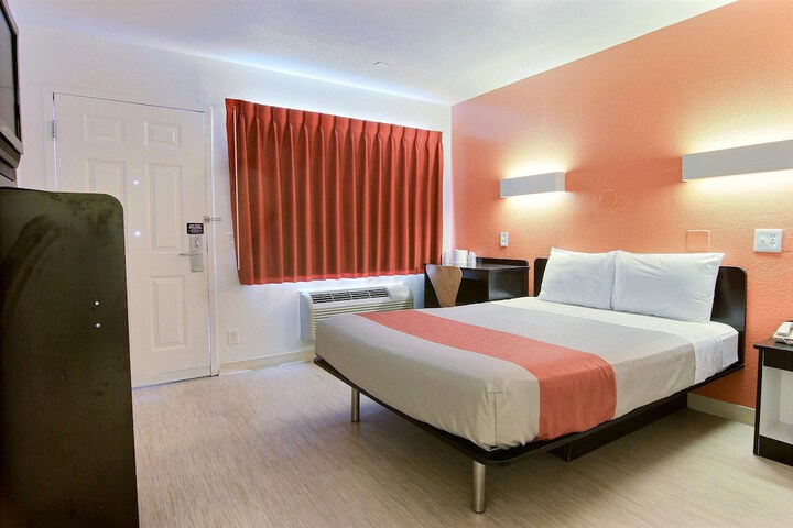 Room 30 of 41