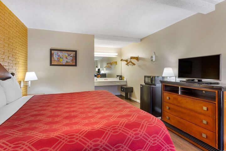 Room 15 of 33