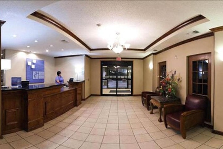 Holiday Inn Express & Suites Plainview by IHG