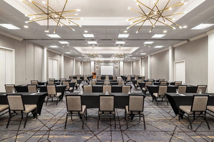Crowne Plaza Edison by IHG