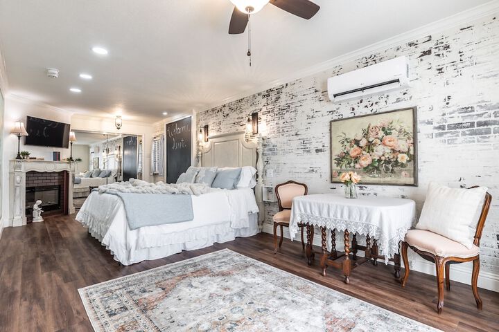 The Old Liberty Schoolhouse B & B