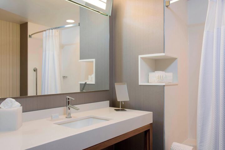 Courtyard by Marriott Holland Downtown
