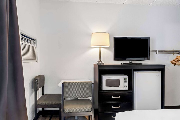 Room 27 of 40