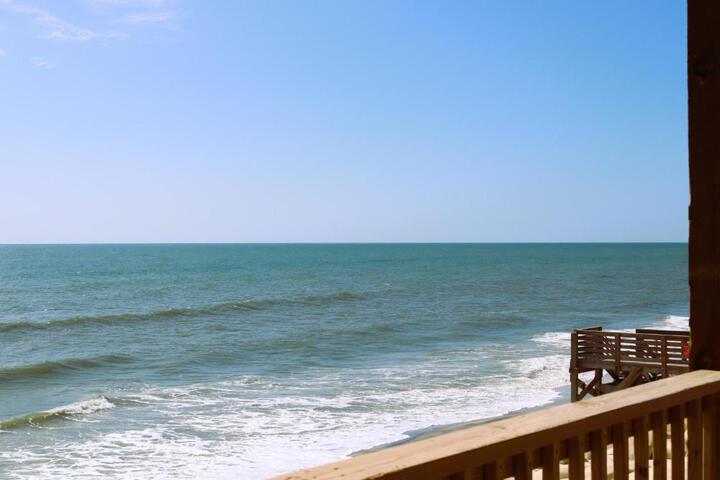 Beachfront Newly Renovated at Aqua Vista