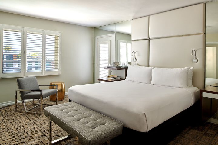 Room 27 of 73