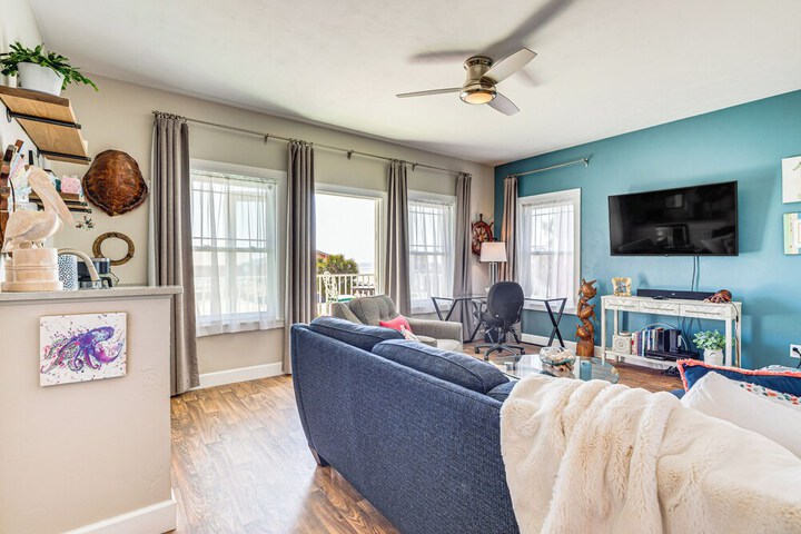 Steps to Beach: Home w / Sunset Views in Cedar Key!