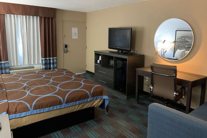 Room 8 of 10