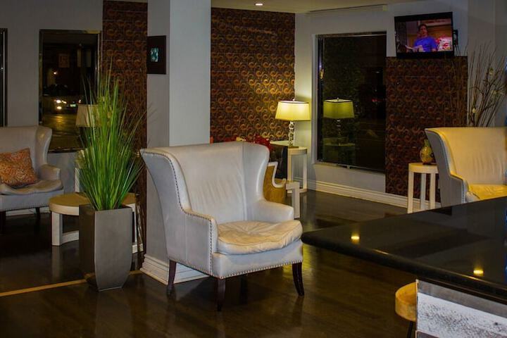 Lounge 49 of 66