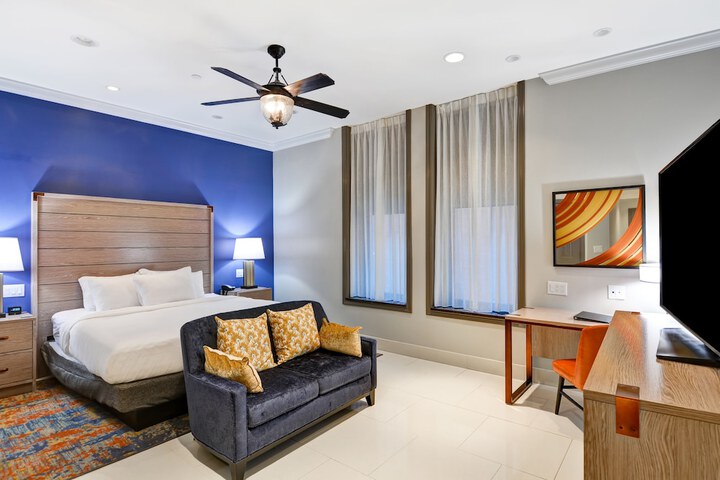 The Cincinnatian Hotel Curio Collection by Hilton