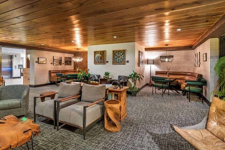 Lounge 108 of 125