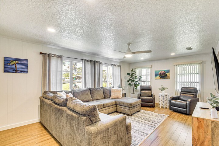 Charming Canalfront Retreat w / Double Boat Slip!
