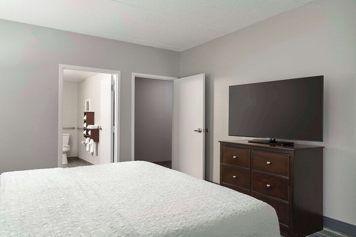 Room 27 of 33