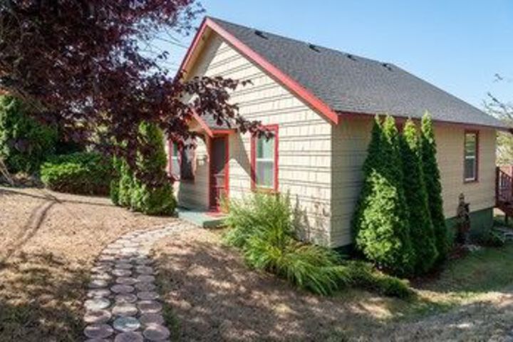 2BR Bay View Bungalow in Poulsbo by RedAwning