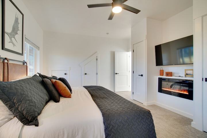 Modern Donnelly Cabin w / Private Hot Tub
