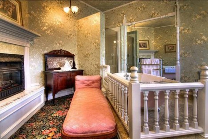 Gingerbread Mansion Inn