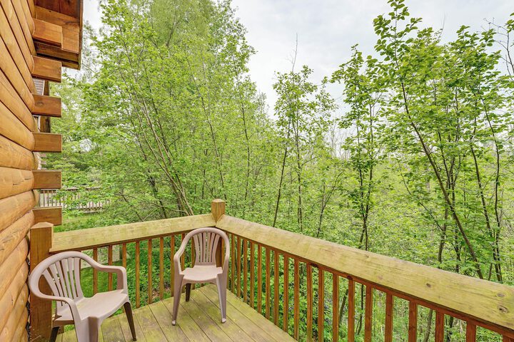 Fire Pit & Porch: Warm & Woodsy Rothbury Escape!