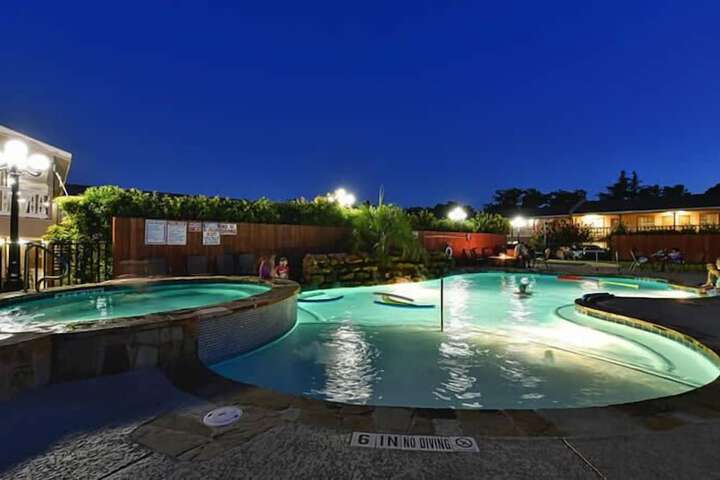 Sunday House Inn and Suites