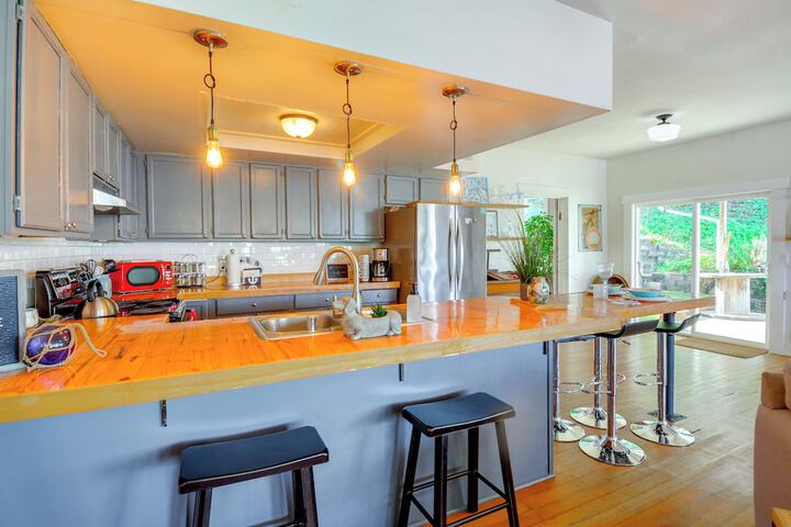 Gig Harbor House w / Private Beach + Views!