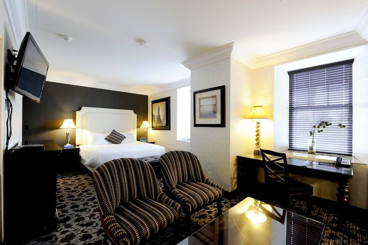Room 32 of 46