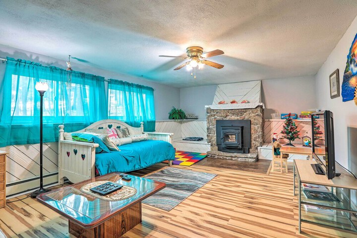 Scenic Woodland Park Cottage w / Deck + Grill!