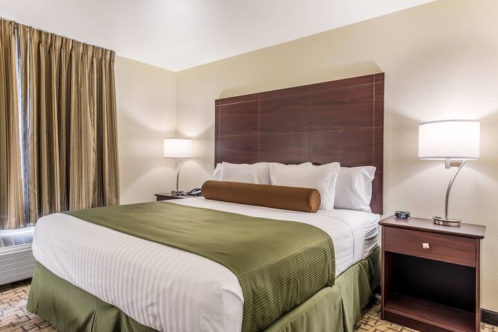 Cobblestone Hotel & Suites - Hutchinson