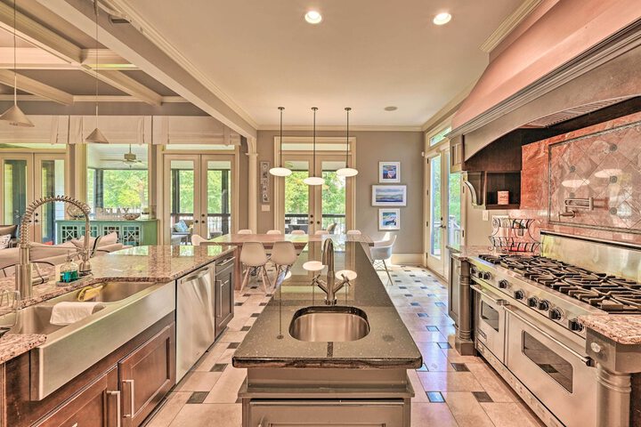 Upscale Family Home w / Dock on Lake Hartwell!