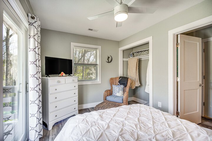 Kitty Hawk Apartment w / Hot Tub - 1 Mi to Beach!