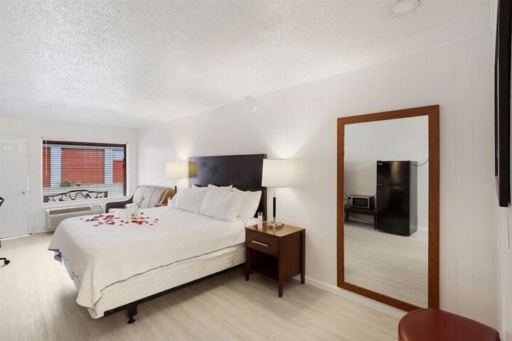 Room 6 of 28