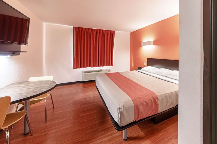 Room 27 of 35