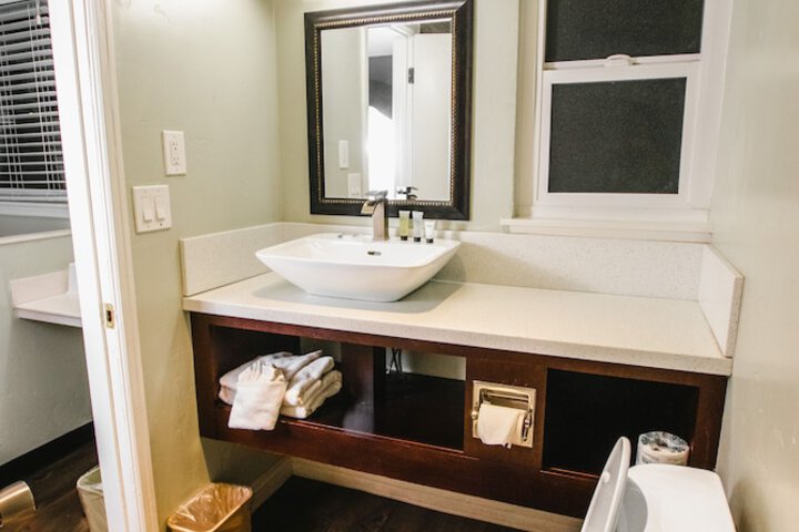 Room 32 of 43