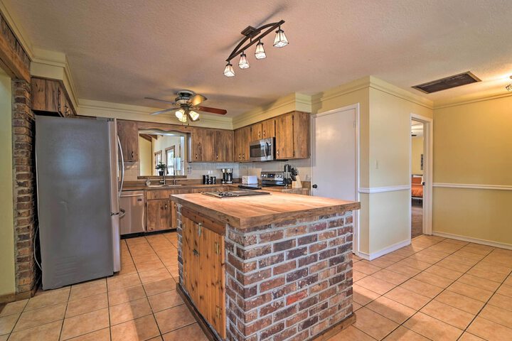 Grand Valrico Home w / Deck Fire Pit & Yard!