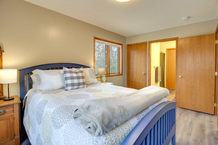 Private Lakefront Cabin w / Hot Tub Deck & Views