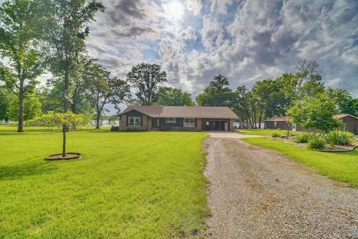 On-site Lake Access: Group Getaway in Afton