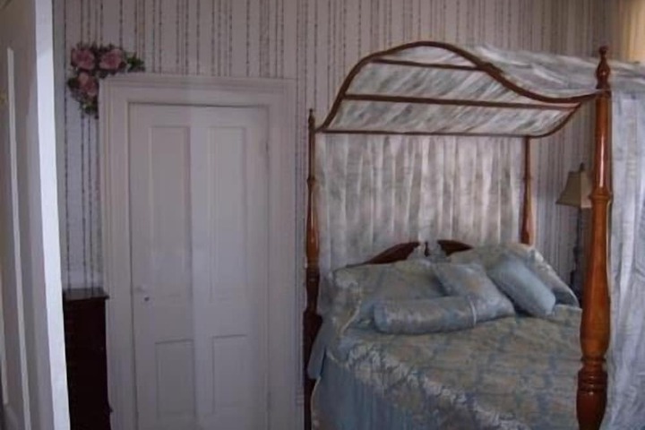 Room 25 of 28